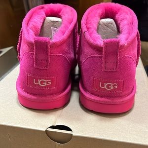 Completely new MINT CONDITION (got them as a gift did not like the color)